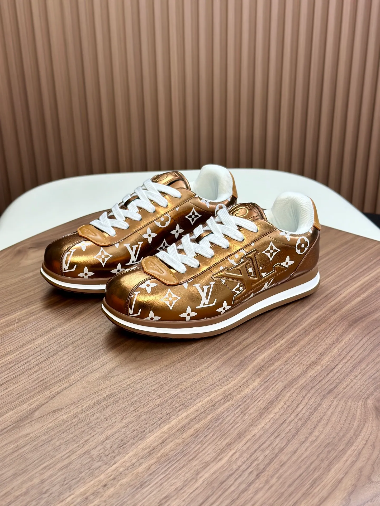 Factory direct sale ¥700💰Full set of packaging💰Top version LV-Louis Vuitton-Classic catwalk new style 1:1 developed replica of the original version! ! The upper foot is very comfortable. It is made of luxurious materials and fine workmanship. The midsole is printed with English letters "Made in Europe". The upper is made of calfskin imported from Italy. The side is decorated with the brand's LOGO and signature. The latest latex foot pads and mesh lining make the foot feel super comfortable. The original two-color TPU combination outsole is specially provided by the original factory. Bag technology Goodyear stitched edges Fabric: Exclusive custom first-layer cowhide Accessories: Exclusive private model Vuitton logo, lining: Customized silk mesh lining - first-layer silk cowhide lining Outsole: TPU combination outsole wear-resistant, non-slip and anti-yellowing Foot pads: new latex pads-mesh sweat-absorbent Counter technology: fully computerized sewing machine wire drawing Toe box back cover Hot and cold shaping Full set of pull-top last with medium and low logo pattern Counter packaging - Shoelaces, certificates, cards, instructions, certificates of quality, dust bags, the most comprehensive packaging on the Internet, men's size 339-44 (38/45 custom-made, non-refundable!